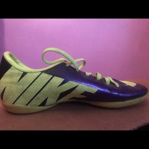 Nike youth size 4 indoor soccer shoe - only worn a few times